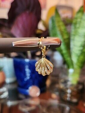 Treasure Jewels Gold Crystal Shell Charm